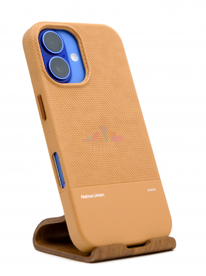 Фото Купить Чехол Native Union Classic case with MagSafe для iPhone 16 Горчичный по низкой цене в Санкт-Петербурге