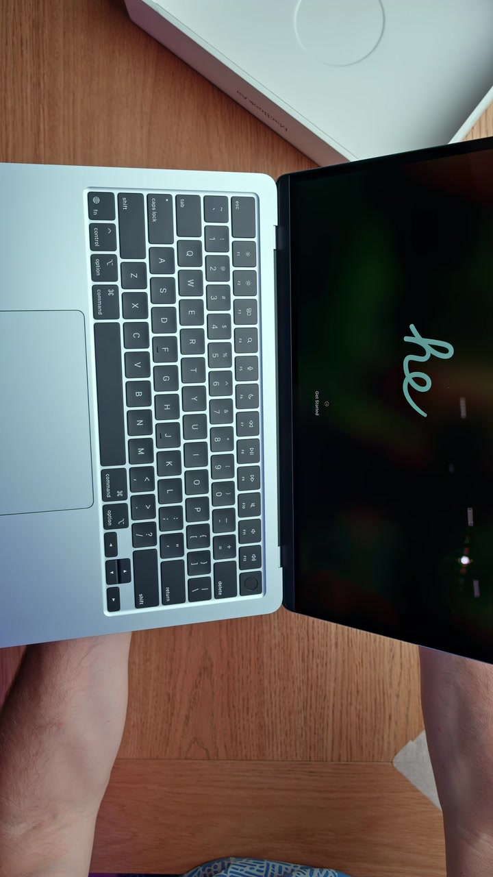 Распаковка MacBook Air в цвете Sky Blue