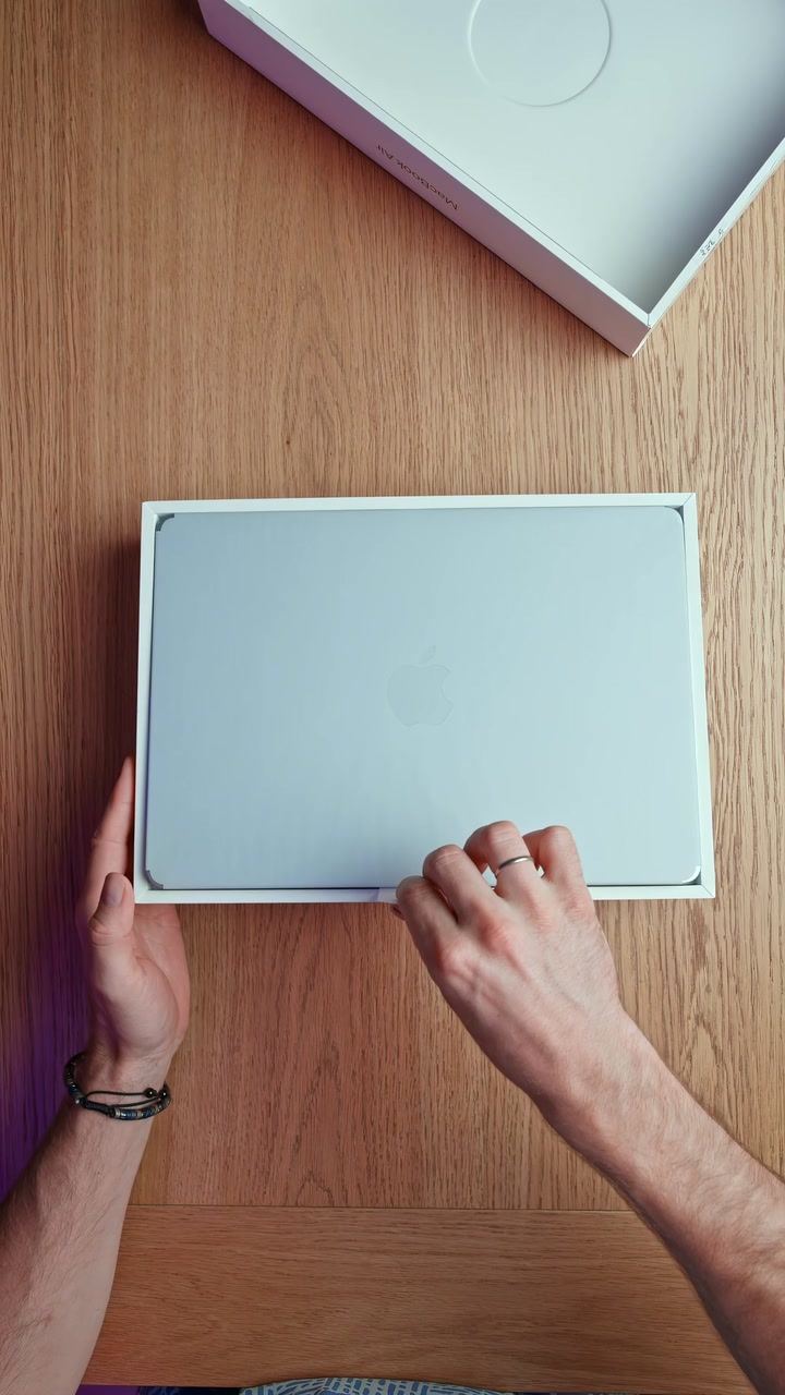 Распаковка MacBook Air в цвете Sky Blue