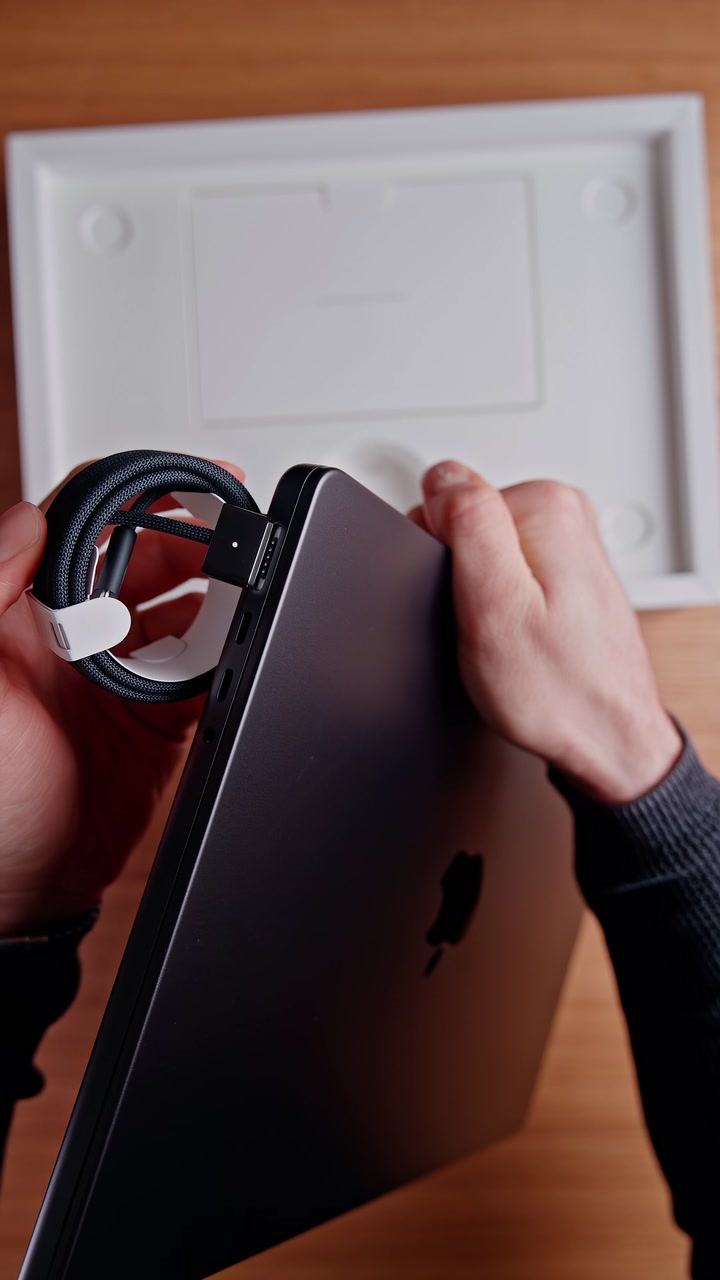 Распаковка MacBook Pro в новом цвете Space Black. Как вам новое цветовое решение от Apple?