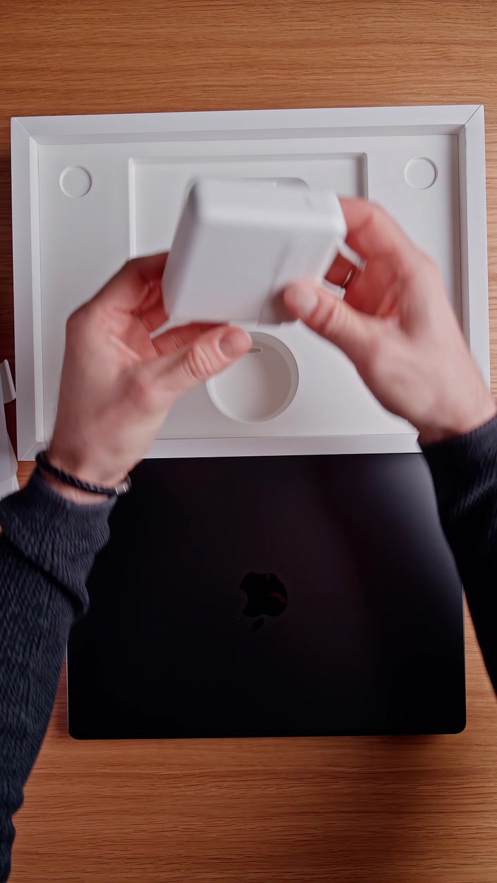 Распаковка MacBook Pro в новом цвете Space Black. Как вам новое цветовое решение от Apple?