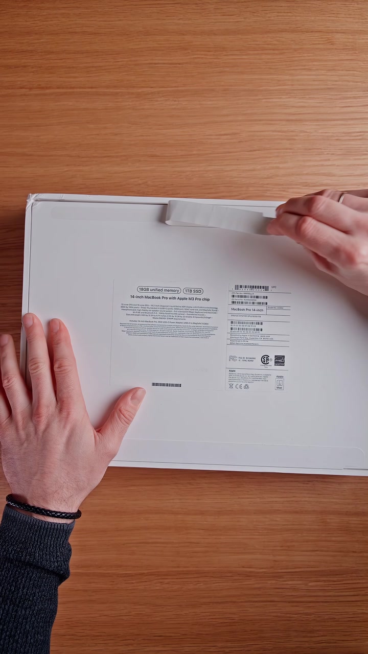 Распаковка MacBook Pro в новом цвете Space Black. Как вам новое цветовое решение от Apple?