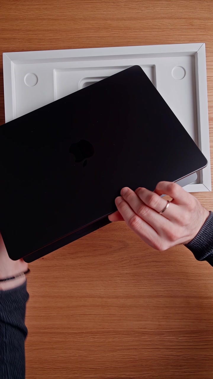 Распаковка MacBook Pro в новом цвете Space Black. Как вам новое цветовое решение от Apple?