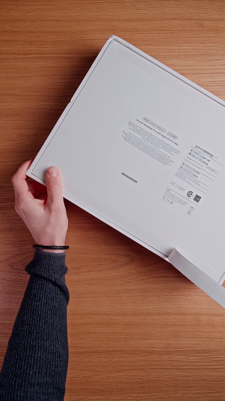 Распаковка MacBook Pro в новом цвете Space Black. Как вам новое цветовое решение от Apple?