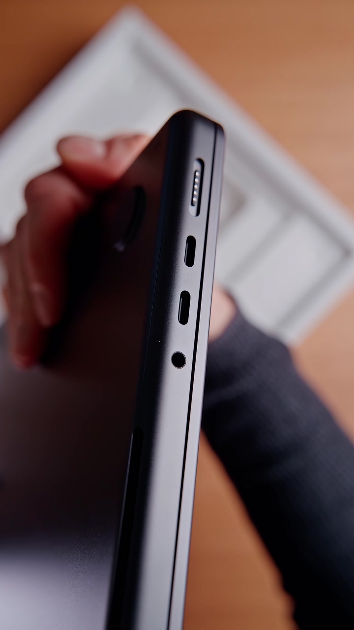 Распаковка MacBook Pro в новом цвете Space Black. Как вам новое цветовое решение от Apple?