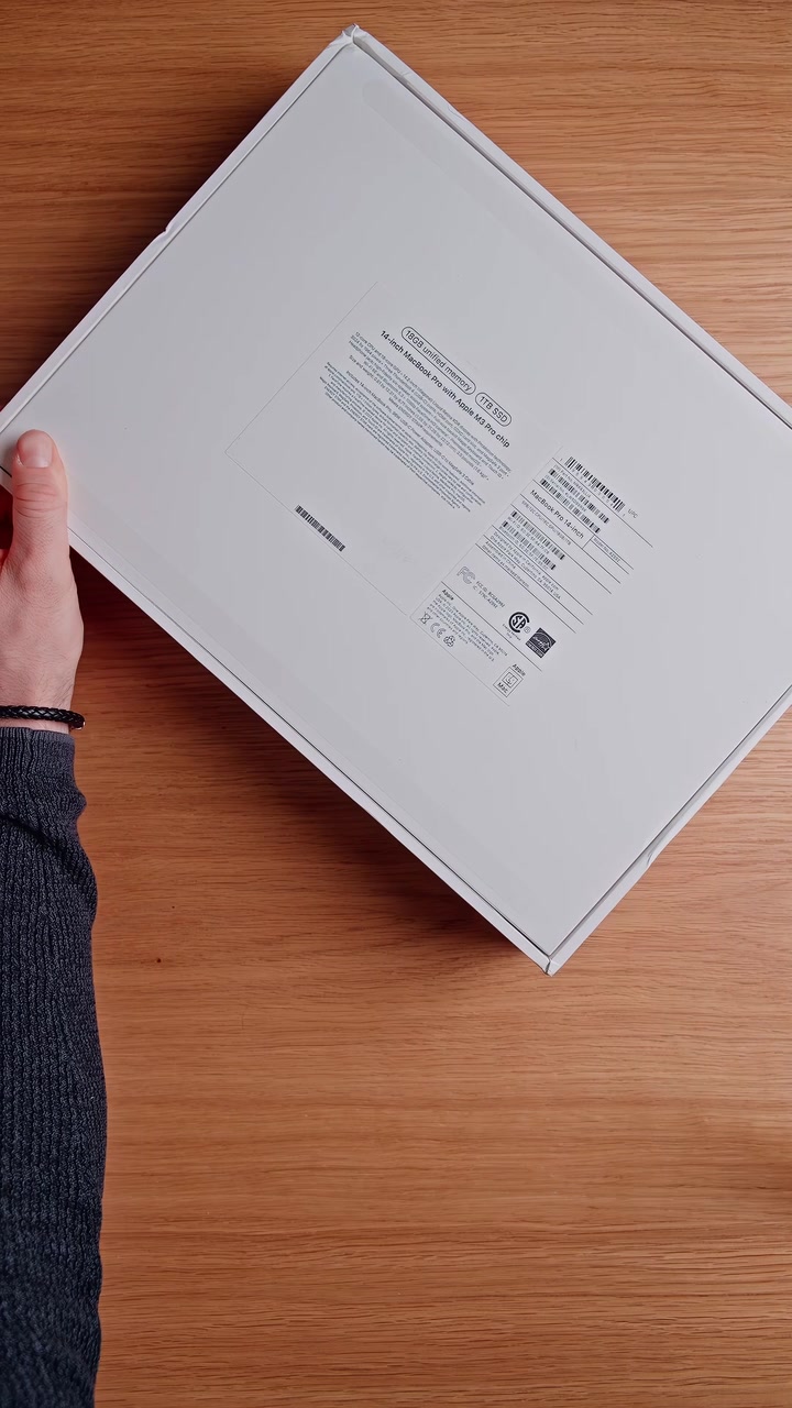 Распаковка MacBook Pro в новом цвете Space Black. Как вам новое цветовое решение от Apple?