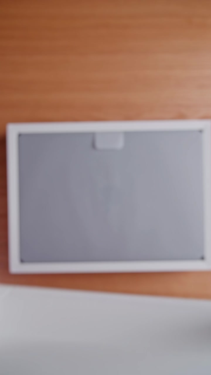 Распаковка MacBook Pro в новом цвете Space Black. Как вам новое цветовое решение от Apple?