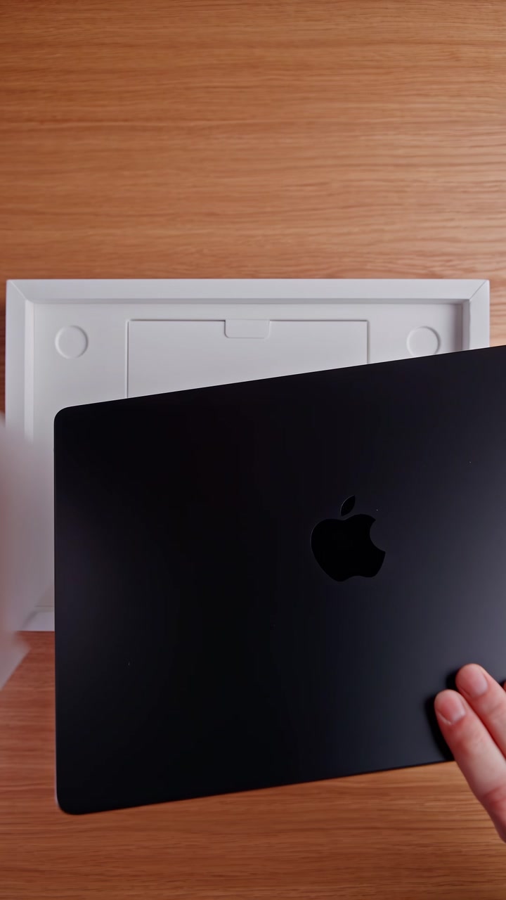 Распаковка MacBook Pro в новом цвете Space Black. Как вам новое цветовое решение от Apple?