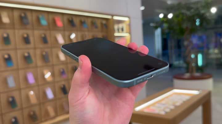 iPhone 16 Teal