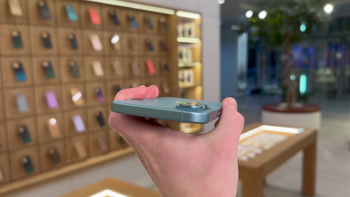 iPhone 16 Teal