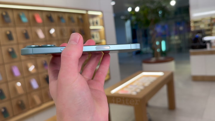 iPhone 16 Teal