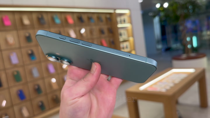 iPhone 16 Teal