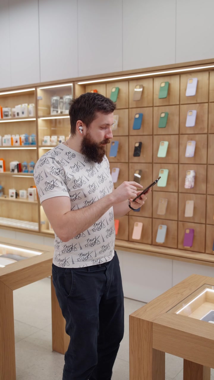 Тебя не слышат при разговоре через наушники? Смотри наш лайфхак про AirPods!