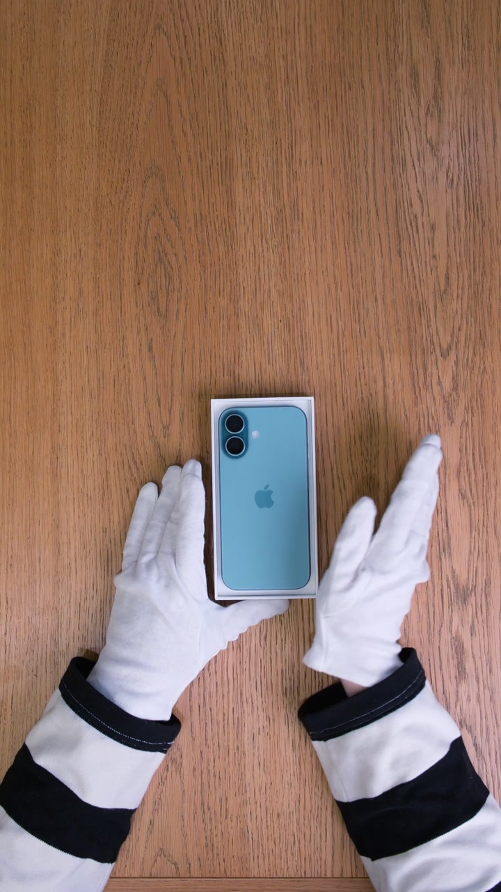Apple iPhone 16 Teal