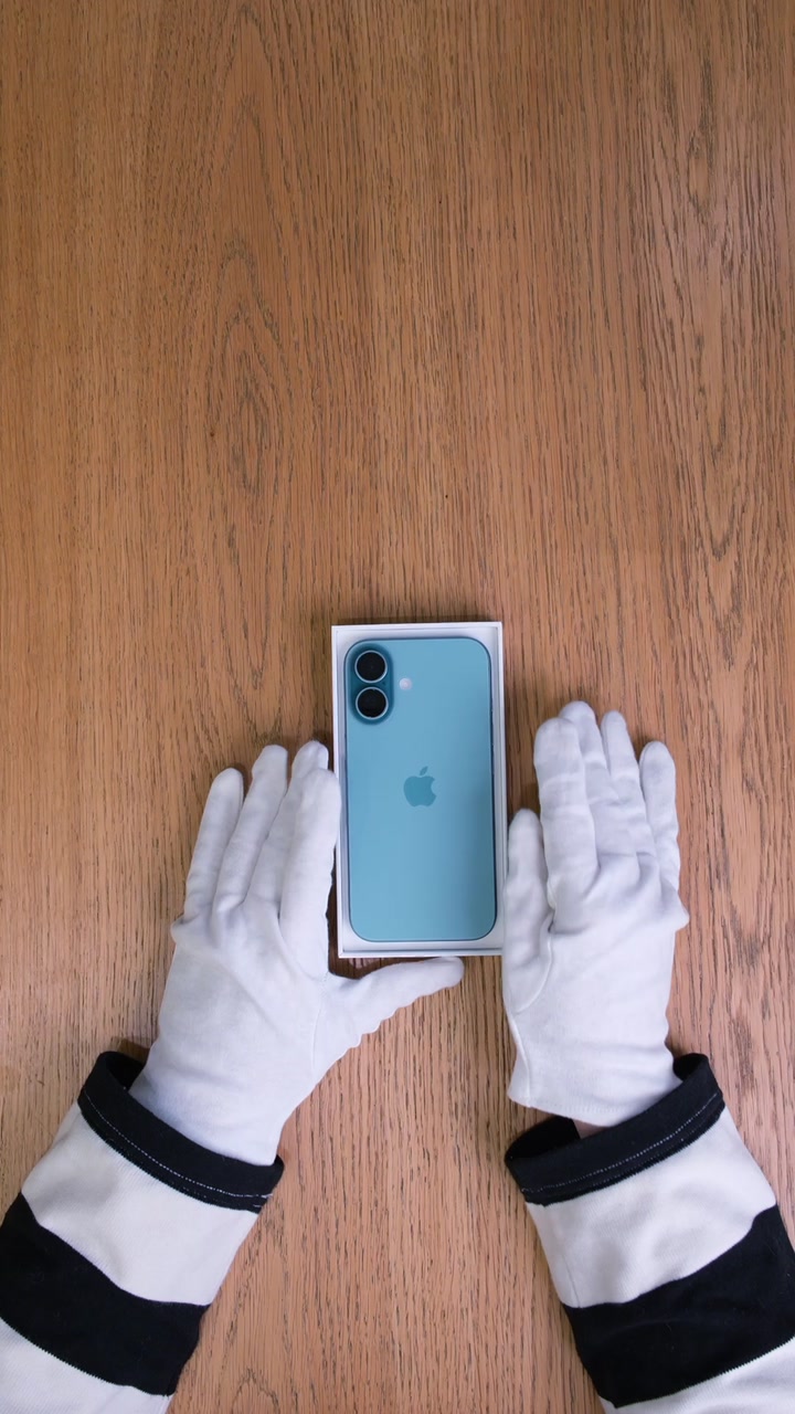 Apple iPhone 16 Teal