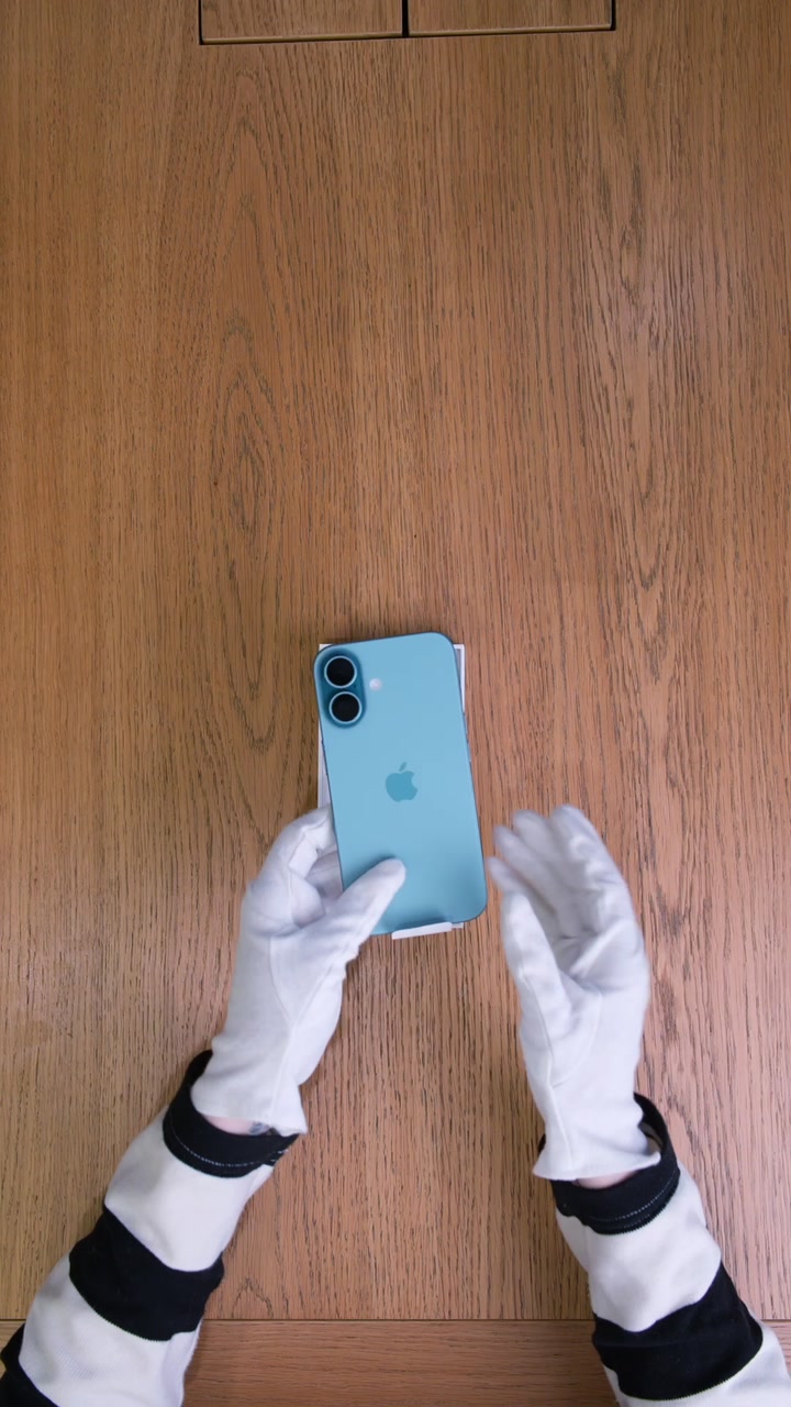 Apple iPhone 16 Teal