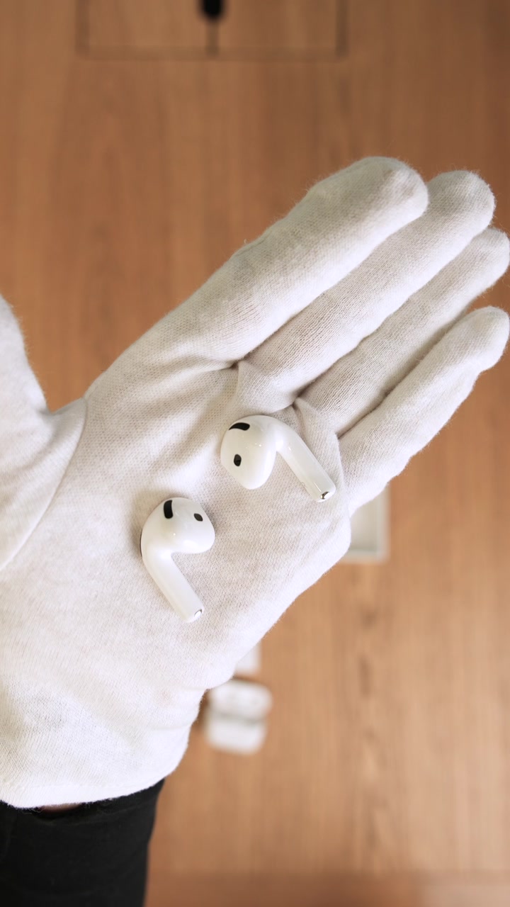 Apple AirPods (4-го поколения) с шумоподавлением ANC (MXP93)