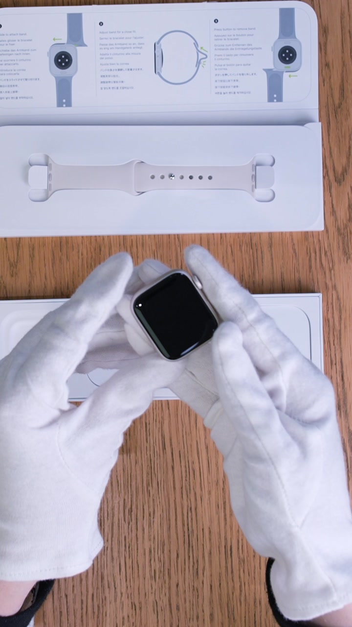 Apple Watch SE (2025) 40 мм Корпус из алюминия «Starlight» Спортивный ремешок S/M «Starlight»
