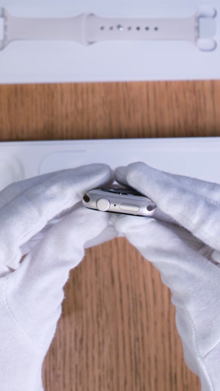 Apple Watch SE (2025) 40 мм Корпус из алюминия «Starlight» Спортивный ремешок S/M «Starlight»