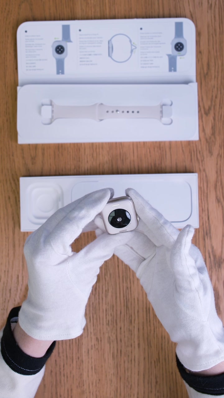 Apple Watch SE (2025) 40 мм Корпус из алюминия «Starlight» Спортивный ремешок S/M «Starlight»