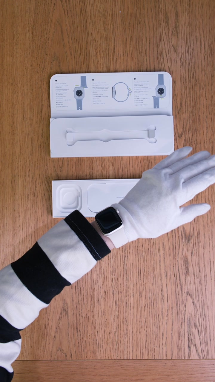 Apple Watch SE (2025) 40 мм Корпус из алюминия «Starlight» Спортивный ремешок S/M «Starlight»