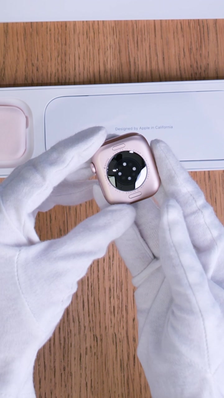 Apple Watch Series 11 42 мм Корпус из алюминия «Rose Gold» Спортивный ремешок S/M «Light Blush»