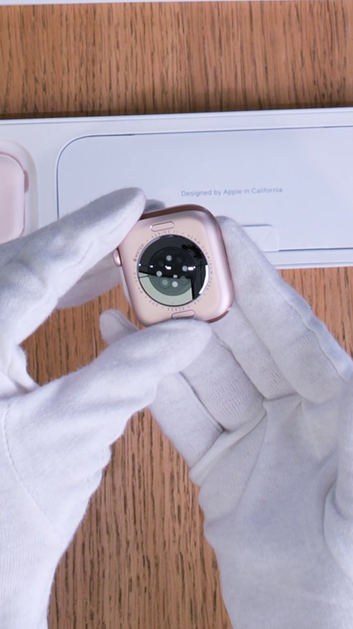 Apple Watch Series 11 42 мм Корпус из алюминия «Rose Gold» Спортивный ремешок S/M «Light Blush»