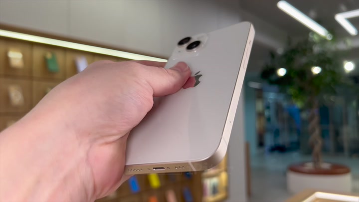 iPhone 14 Starlight