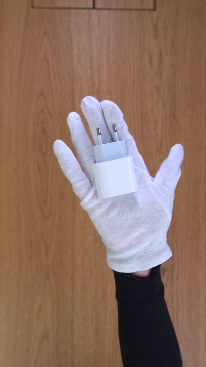 Сетевое зарядное устройство Apple 20W USB-C Power Adapter (MUVV3ZM/A)