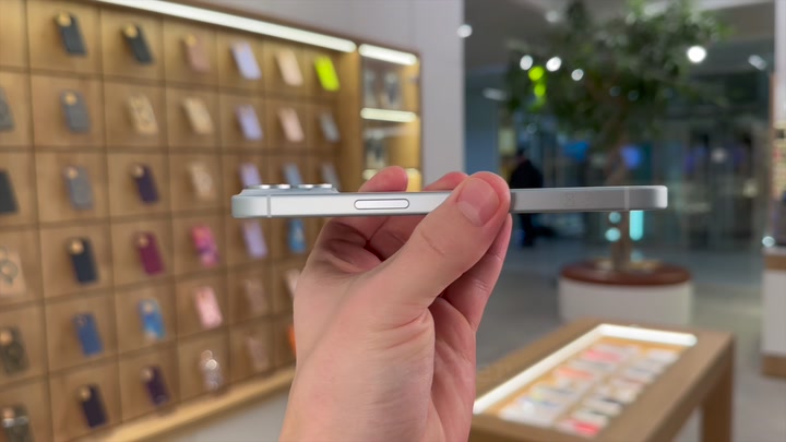 iPhone 15 Blue
