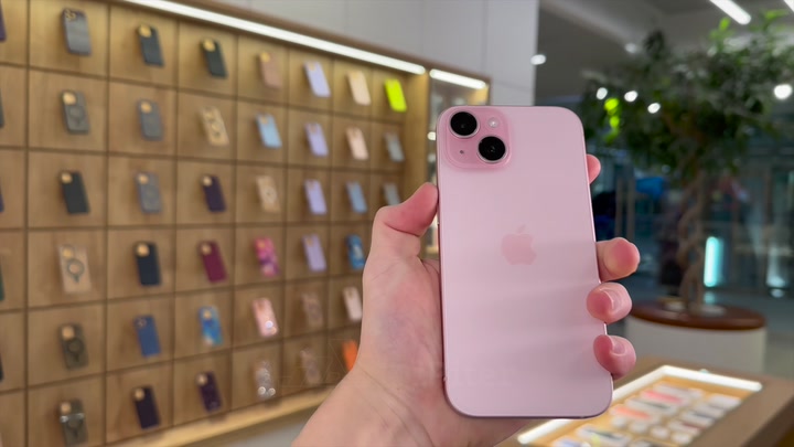 iPhone 15 Pink