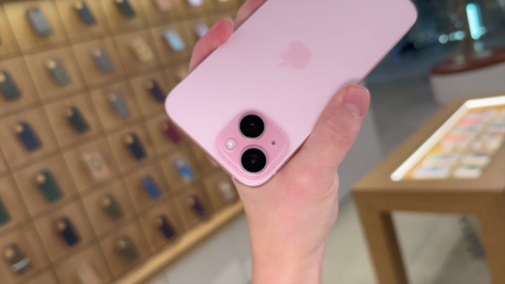 iPhone 15 Pink