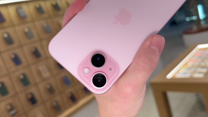 iPhone 15 Pink