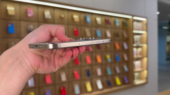 iPhone 15 Pro Natural Titanium