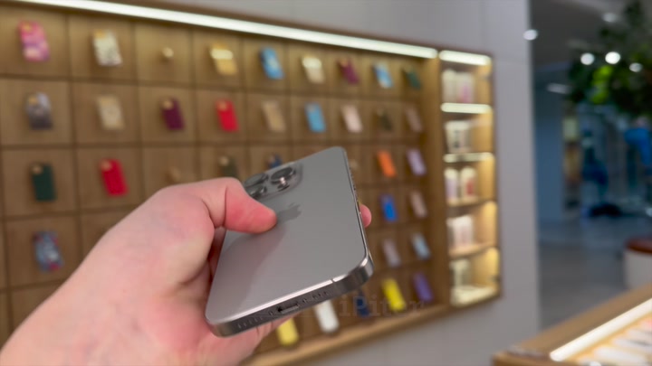 iPhone 15 Pro Natural Titanium