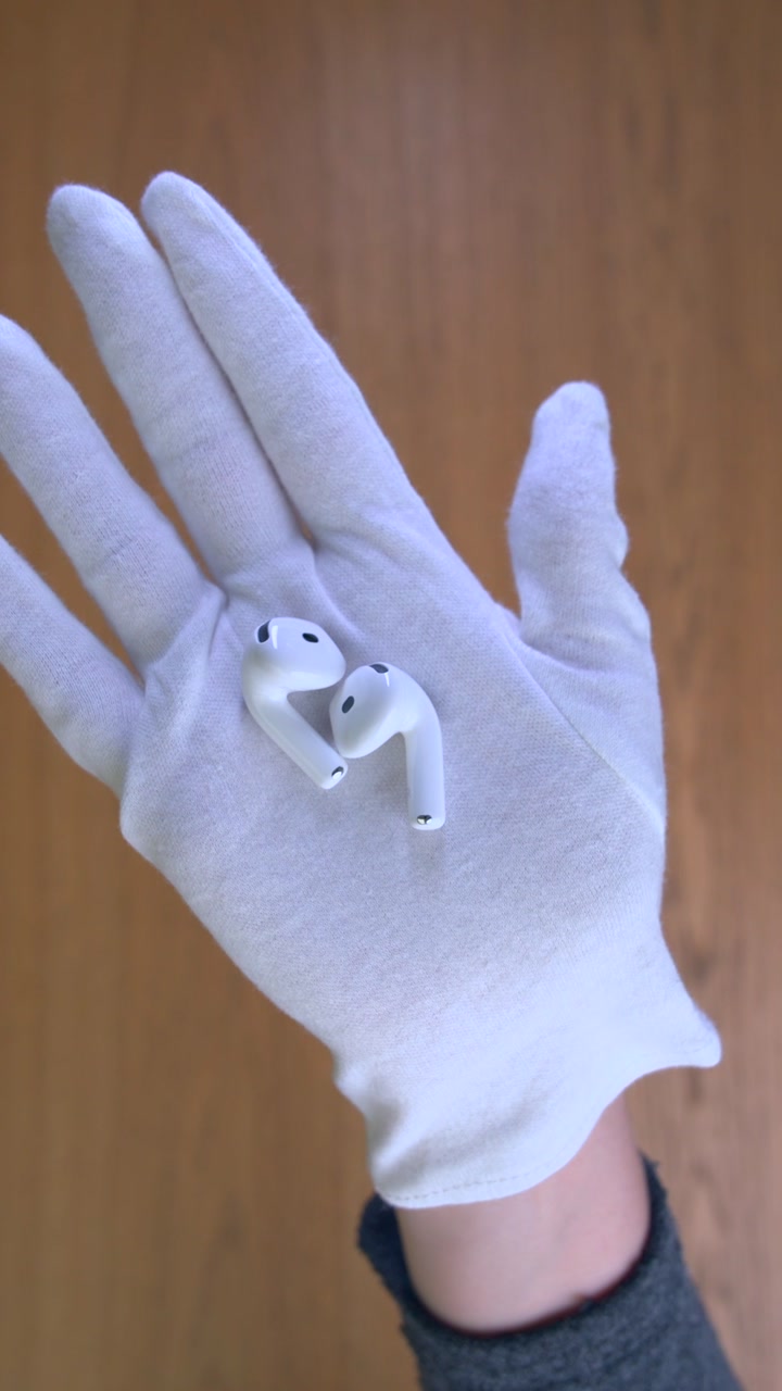 AirPods 5 с беспроводной зарядкой