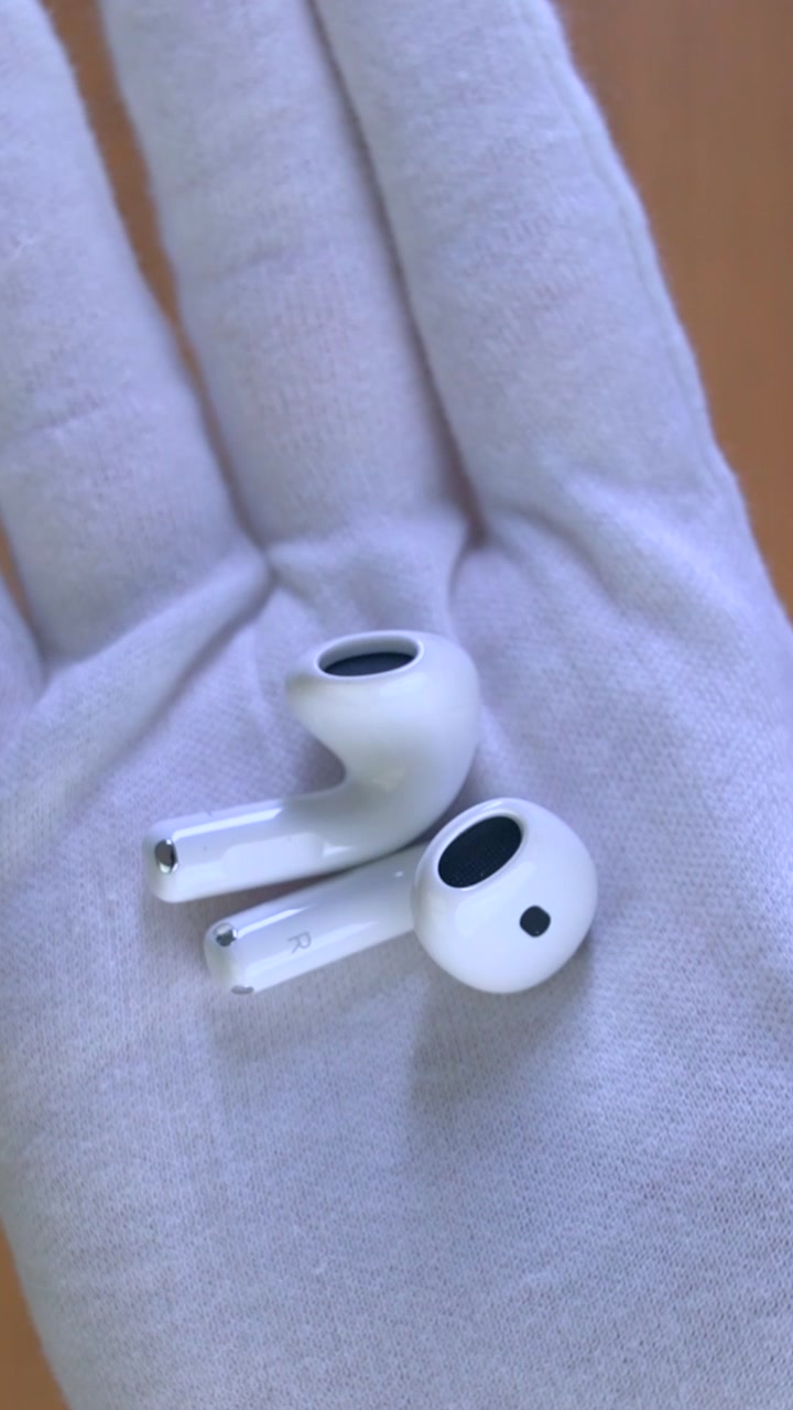 AirPods 5 с беспроводной зарядкой