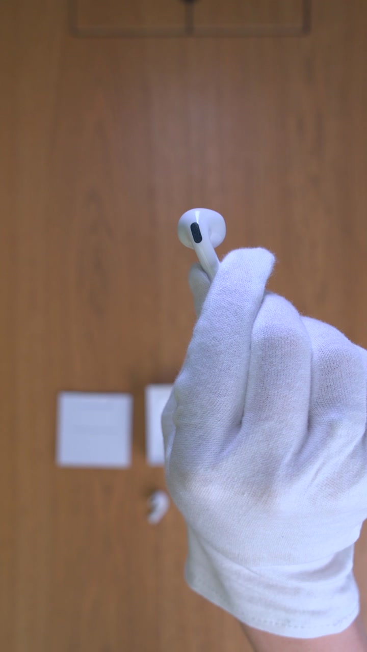 AirPods 5 с беспроводной зарядкой
