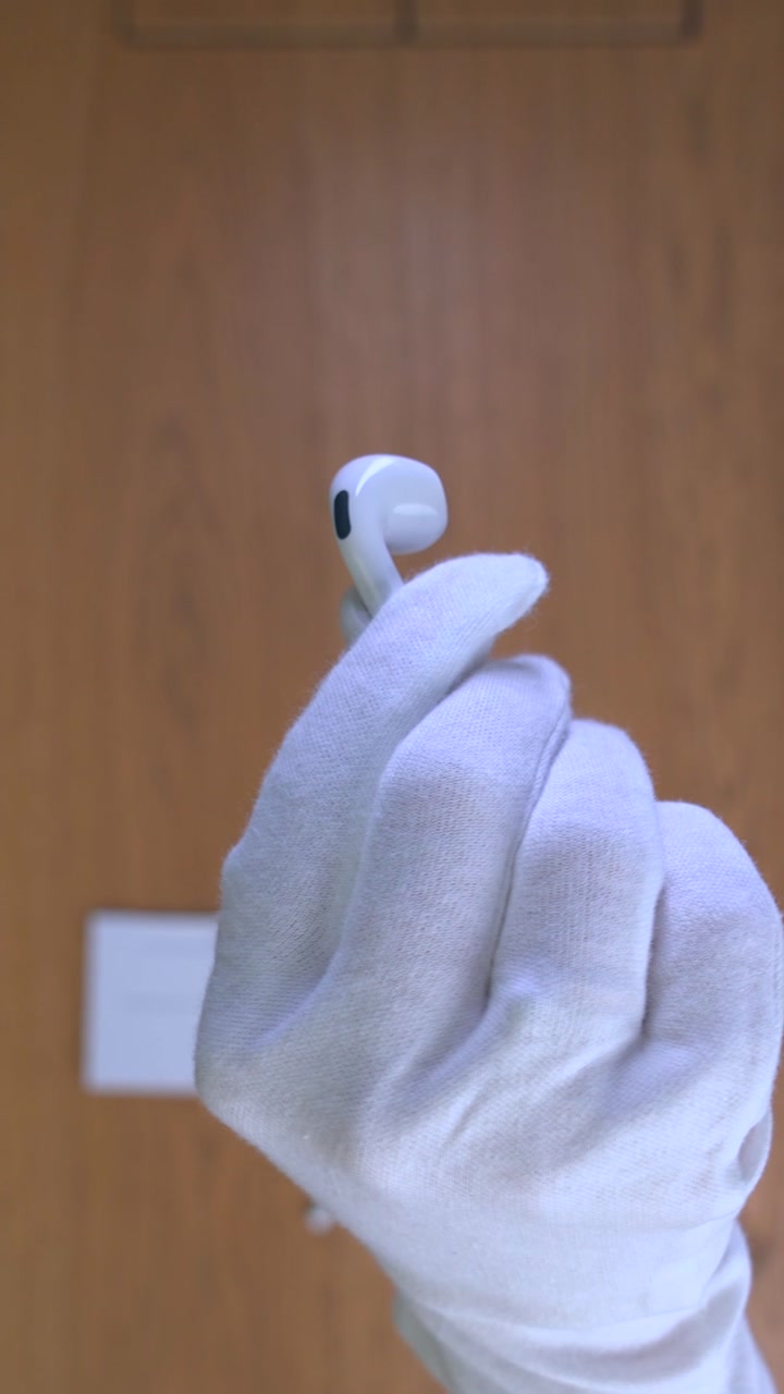 AirPods 5 с беспроводной зарядкой