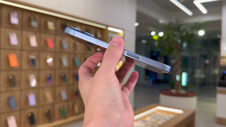 iPhone 17 Mist Blue