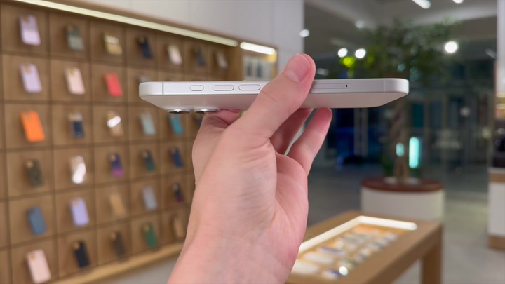 iPhone 17 White