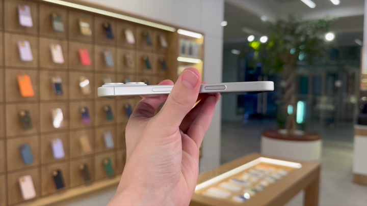 iPhone 17 White