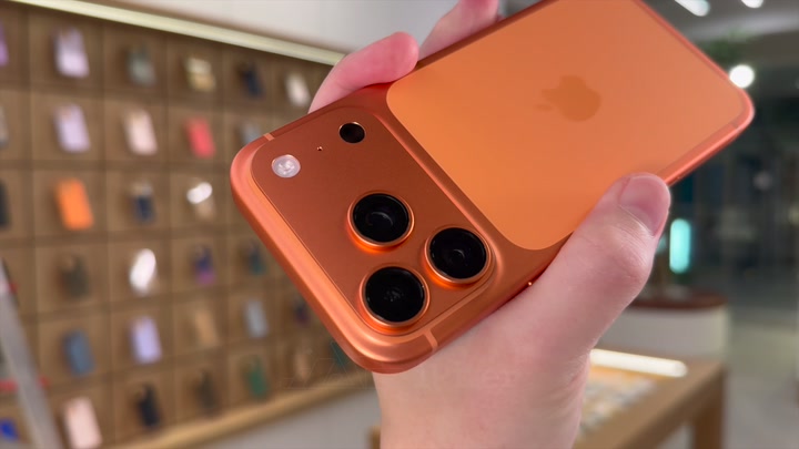 iPhone 17 Pro Cosmic Orange