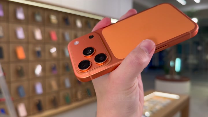 iPhone 17 Pro Cosmic Orange
