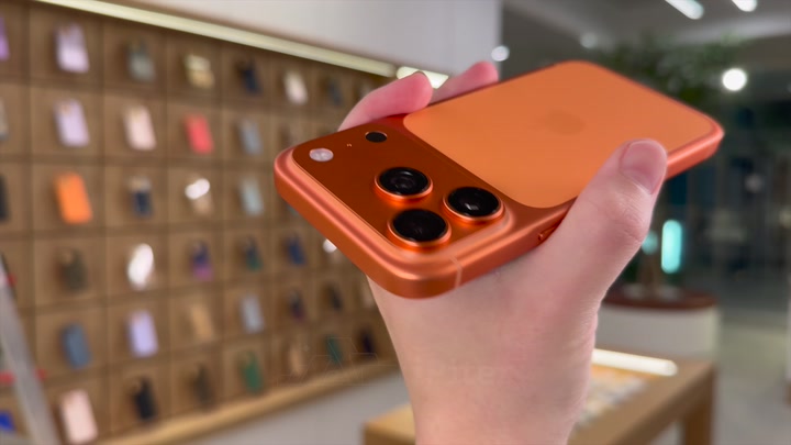 iPhone 17 Pro Cosmic Orange