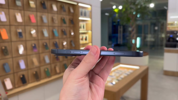 iPhone 17 Pro Deep Blue
