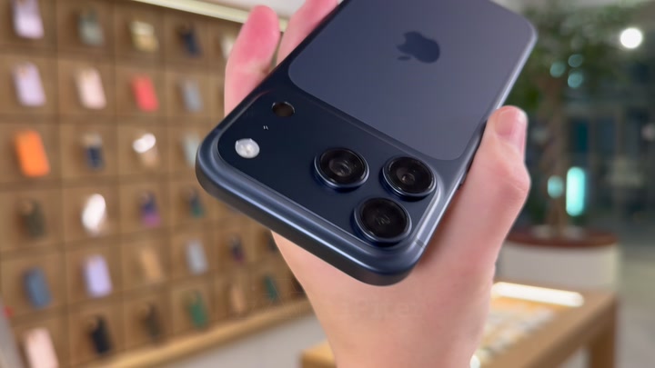 iPhone 17 Pro Deep Blue