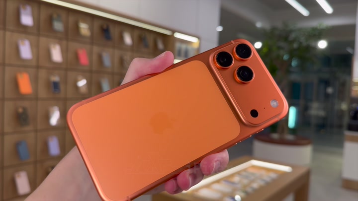 iPhone 17 Pro Max Cosmic Orange